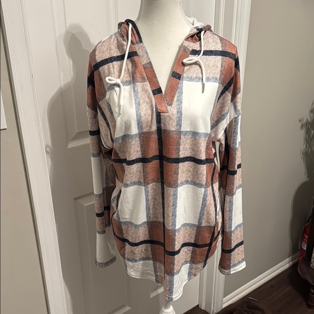 NWOT, Plaid Hooded Pullover, super soft hoodie, great with jeans or leggings!